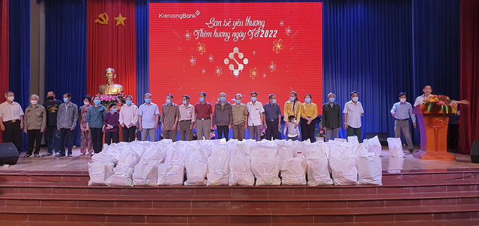 Hoạt động trao tặng quà Tết 2022 cho bà con tỉnh Bình Dương.