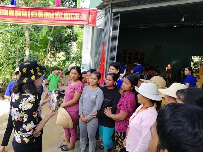 z3650481963711_25817984e6d15a444e957ee2528f98c7-090322_673.jpg Các bà mẹ có con nhỏ ở thôn K8 được tập huấn về chế độ dinh dưỡng cho bà mẹ mang thai và cho con bú. Ảnh: Đăng Lâm.
