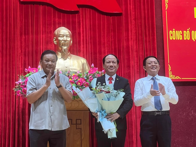 Bí thư Tỉnh ủy Bình Định Hồ Quốc Dũng (ngoài cùng bìa phải) và Phó Bí thư Thường trực Tỉnh ủy Bình Định Lê Kim Toàn (ngoài cùng bìa trái) tặng hoa chúc mừng tân Phó Bí thư Tỉnh ủy Bình Định Phạm Anh Tuấn. Ảnh: V.Đ.T.
