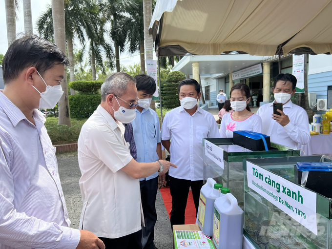 Bí thư Tỉnh ủy Bạc Liêu Lữ Văn Hùng tham quan gian hàng trưng bày sản phẩm của Tập đoàn Thủy sản Bồ Đề tại Bạc Liêu. Ảnh: Trọng Linh.