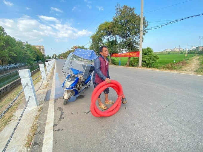 a3-2-150006_121.jpg Nông dân Li Ge, đến từ huyện Dư Can, cho biết thu nhập của ông sẽ giảm đáng kể trong năm nay. Ảnh: SCMP.
