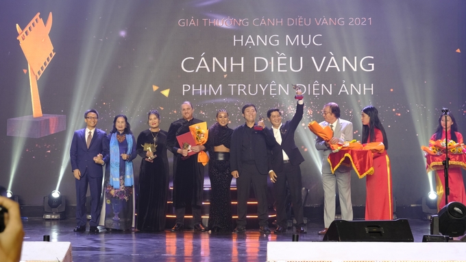 z3719819148570_adb5dbb9a225bbbdb62e9161791d9ec0-090503_810.jpg Phim truyện điện ảnh Đêm tối rực rỡ đoạt giải Cánh diều vàng. Ảnh KS.