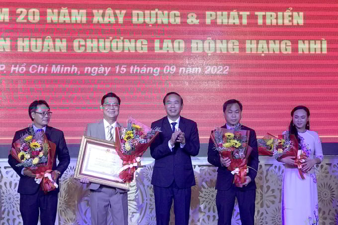 ttkn-093320_398.jpg Thứ trưởng Phùng Đức Tiến trao Huân chương Lao động hạng Nhì cho Trung tâm Kiểm nghiệm Thuốc thú y Trung ương II. Ảnh: Thanh Sơn.