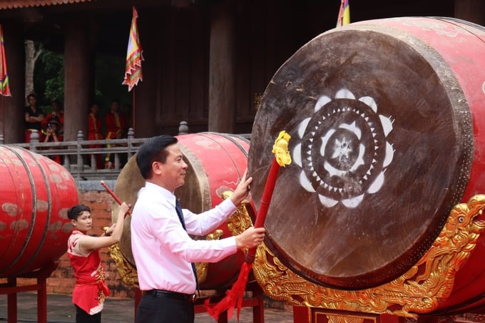 Ông Đỗ Trọng Hưng, Ủy viên Trung ương Đảng, Bí thư Tỉnh ủy, Chủ tịch HĐND tỉnh Thanh Hóa đánh trống khai mạc Lễ hội Lam Kinh năm 2022. Ảnh: An Yên.