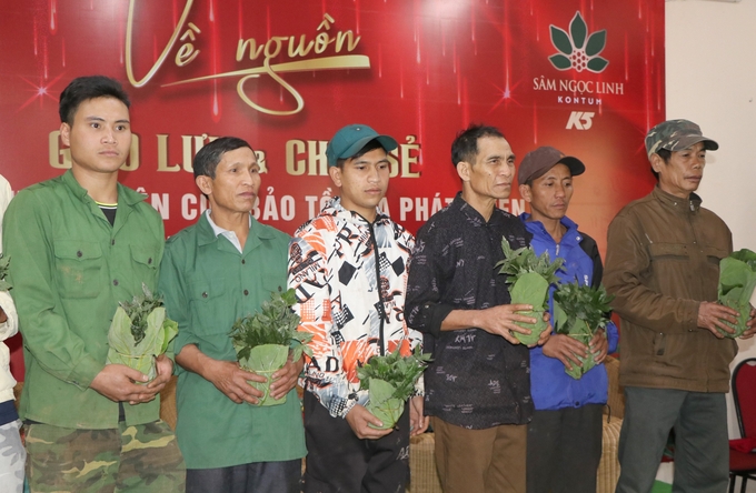 z3731656599756_dfd662358c039a8fff8362b689248df4-085012_225.jpg Nhiều hộ dân vui mừng phấn khởi khi được nhận giống cây sâm Ngọc Linh.