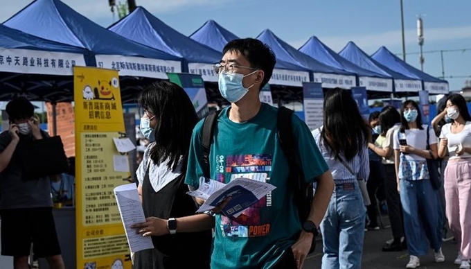 a2-103822_323.jpeg Một hội chợ việc làm ở Bắc Kinh ngày 26/8. Ảnh: AFP.