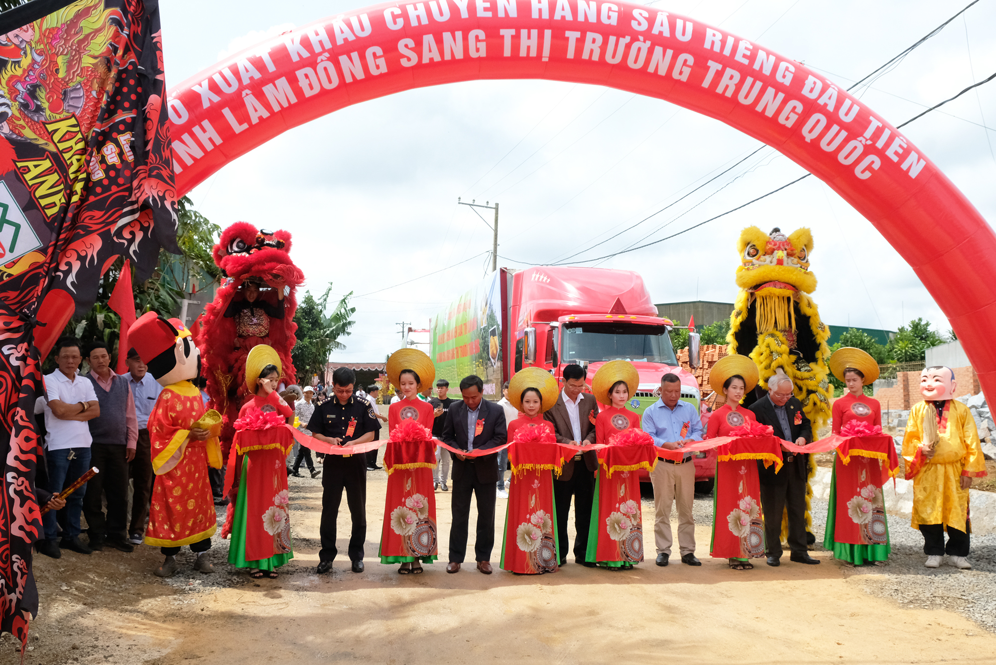 sau-rieng-lam-dong-chinh-thuc-xuat-khau-chinh-ngach-qua-trung-quoc-141041_837.jpg Lễ xuất khẩu chính ngạch 72 tấn sầu riêng Lâm Đồng qua thị trường Trung Quốc được tổ chức tại huyện Bảo Lâm, Lâm Đồng. Ảnh: L.V.