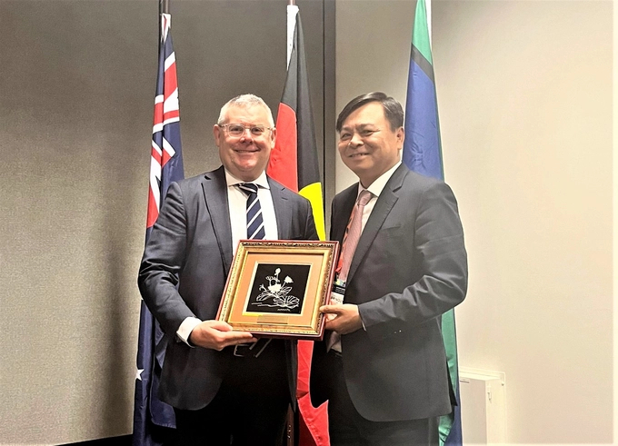 Deputy Minister Nguyen Hoang Hiep presents souvenirs to the Australian Minister of Agriculture, Forestry and Fisheries and Minister of Emergencies, Mr. Murray Watt.