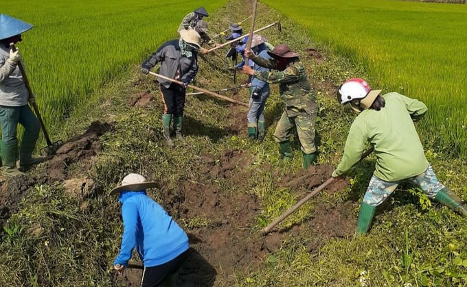 z3744359728984_dd787229a969c0e386964ff9abf771ce-135044_940.jpg Các hộ dân khơi thông mương để dẫn nước.