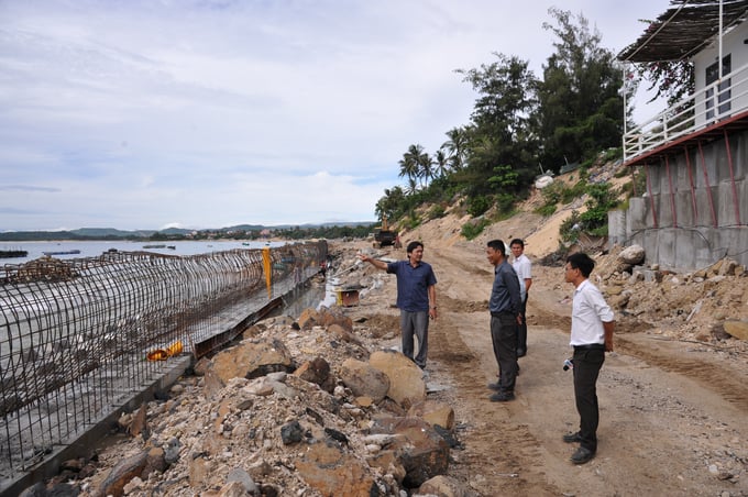 Ông Nguyễn Trọng Tùng cùng đoàn công tác kiểm tra kè chống sạt lở khu vực bờ biển xã An Hòa Hải (huyện Tuy An). Ảnh: CN.