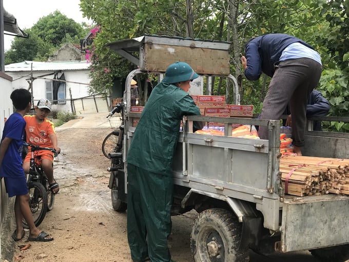 Mì ăn liền và nước uống được lực lượng xung kích vận chuyển về vùng trọng yếu về thiên tai thôn Diêm Vân. Ảnh: Vũ Đình Thung.