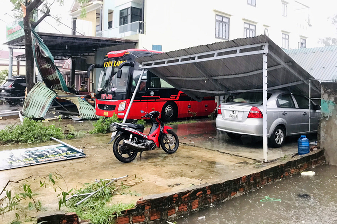 Nhiều công trình nhà cửa khác bị hư hỏng. Ảnh: CTV.