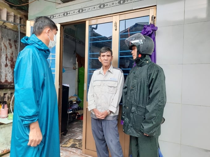 z3755014593031_fa71e62106599c297703e99e69fdbea5-181824_17.jpg Lực lượng chức năng đến từng nhà vận động người dân di dời tránh bão an toàn.