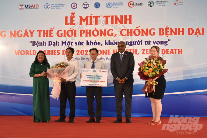 Nhân dịp này, Tổ chức Nông lương thế giới FAO tặng cho tỉnh Bến Tre 10.000 liều vắc xin phòng bệnh dại. Công ty Cổ phần Y tế Đức Minh tặng Chương trình phòng chống bệnh Dại quốc gia 3.000 liều vắc xin dại Abhayrap. Ảnh: Minh Đảm.