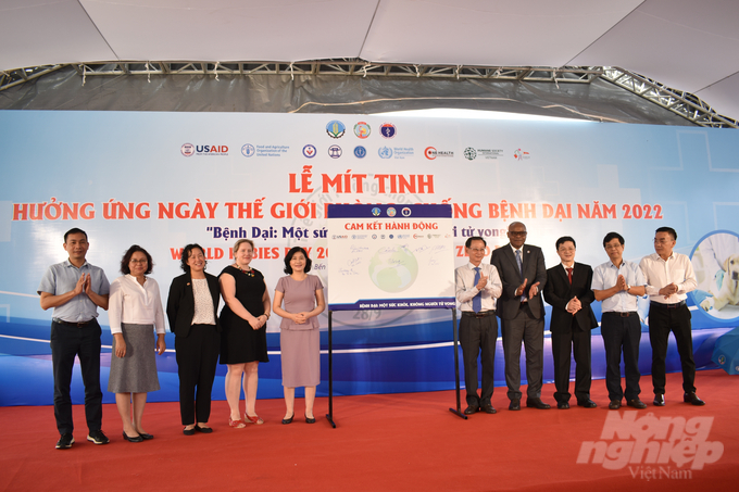 Các đại biểu ký cam kết hành động vì mục tiêu không còn bệnh dại đến năm 2030. Ảnh: Minh Đảm.