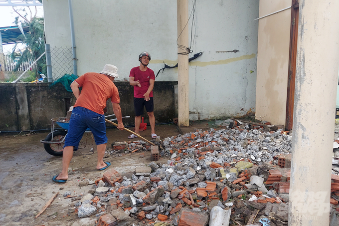 Người dân khu phố 3 giúp nhau khắc phục hậu quả. Ảnh: Võ Dũng.