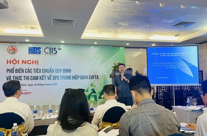 Dr. Le Thanh Hoa, Director of SPS Vietnam Office giving a speech at the workshop.