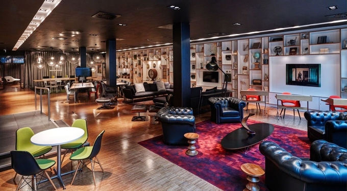 Khu vực sảnh tại CitizenM được thiết kế theo hướng mở
