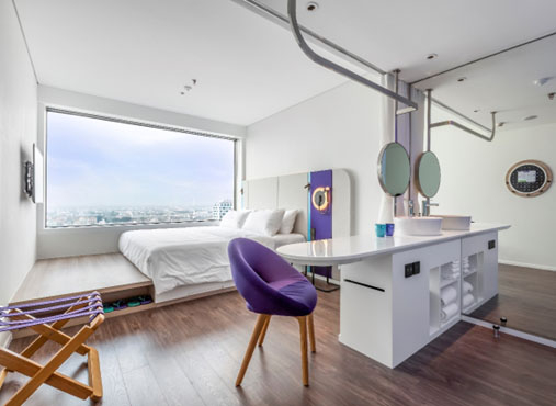 Hệ thống đèn tại SOJO Hotel Thai Binh được thiết kế như những 'sóng lúa' dựa trên cảm hứng về miền quê lúa Thái Bình.