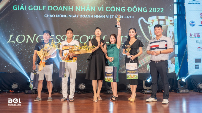 Hoa hậu Ngọc Hân trao giải Longest for Lady. Ảnh: DGL Media.