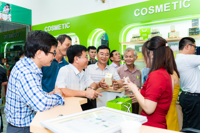 dsc01869-010122_567.jpg Vnua Pharma cung cấp các sản phẩm chăm sóc sức khỏe, sắc đẹp đến từ Học viện Nông nghiệp Việt Nam, với các thành phần thảo dược quý được nghiên cứu và nuôi trồng trực tiếp tại Học viện. Ảnh: HVNN