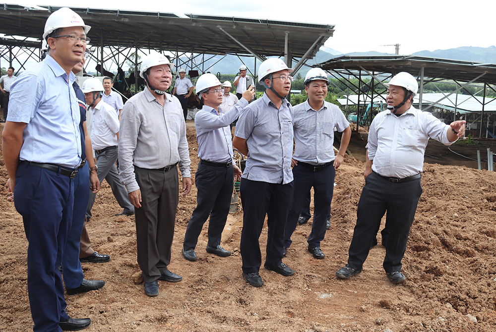 the-chan-tuong-va-no-luc-cua-evn-va-evnnpt-123620_827.jpg Đoàn công tác của EVNNPT kiểm tra và động viên lực lượng thi công dự án vào ngày 20/9/2022.