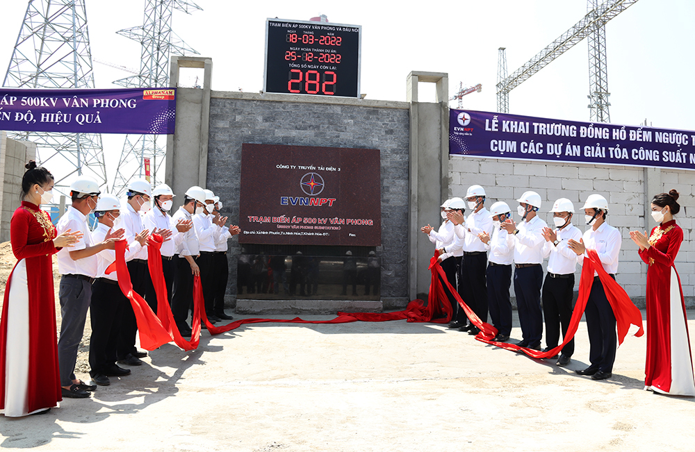 the-chan-tuong-va-no-luc-cua-evn-va-evnnpt-123938_900.jpg Lãnh đạo EVN/EVNNPT thực hiện nghi thức khai trương đồng hồ đếm ngược tại TBA 500kV Vân Phong, tháng 3/2022.