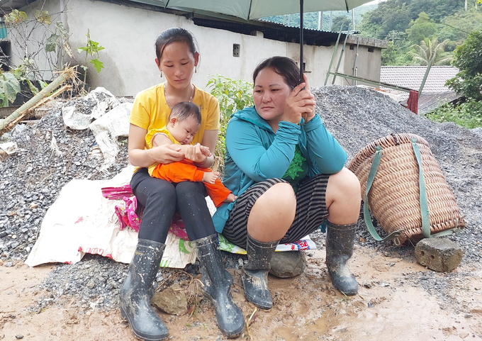 z3769597608940_50fc332f94b194e91484e8363899ded1-183224_584.jpg Lúc này đây cuộc sống của đồng bào Tà Cạ nói riêng, của huyện Kỳ Sơn đang gặp nhiều khốn khó. Ảnh: Việt Khánh.
