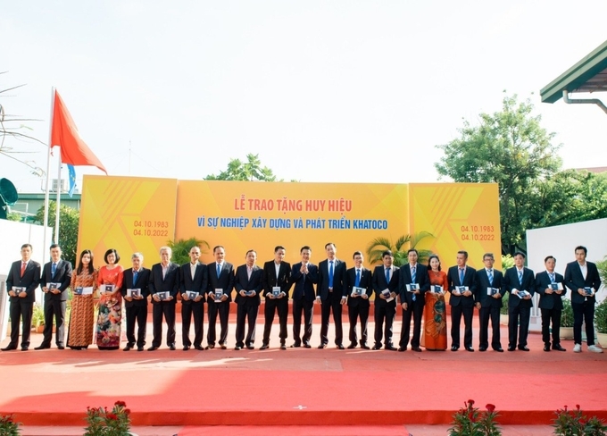 z3777033611646_ba78c57fc43ac3487b5a03fd3d0a088e-082343_544.jpg Nhà máy Thuốc lá Khatoco Khánh Hòa trao Huy hiệu Khatoco cho người lao động