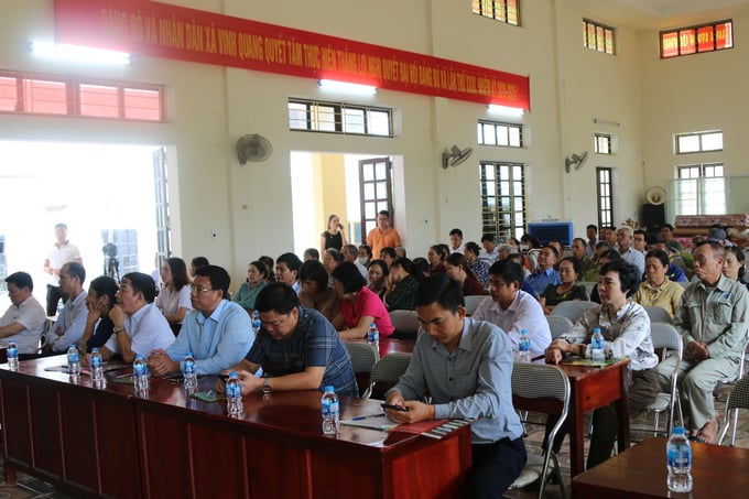 Đông đảo người dân quan tâm đến hiệu quả triển khai mô hình. Ảnh: Đinh Mười.