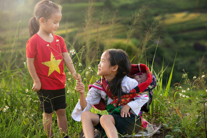 Hình ảnh những bé gái vùng cao địu em, chờ cha mẹ trên nương đã thành quen thuộc nơi vùng cao.
