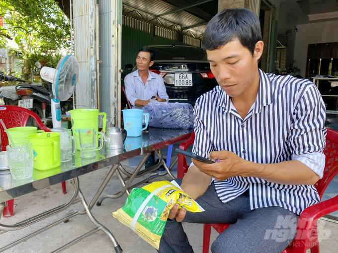 anh-4-160619_32.jpg Nông dân quét mã IQr Code để tìm giải thưởng. Ảnh: Gia Phú.