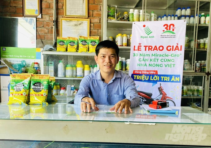 anh-5-160620_246.jpg Anh Võ Chí Cường, Chủ Đại lý VTNN Cường Hạnh, ở thị xã Cai Lậy, tỉnh Tiền Giang khi thấy nông dân mua sản phẩm Miracle-Gro quét mã IQr Code trên bao bì trúng thưởng là tôi mừng. Ảnh: Gia Phú.