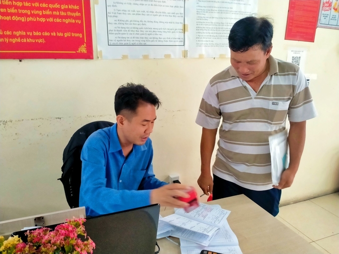 ngu-dan-khanh-hoa-3-151635_275.jpg Ngư dân Trần Hùng làm thủ tục để xuất bến đi khai thác thủy sản. Ảnh: KS.