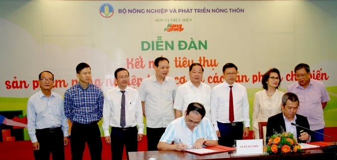 Nhiều biên bản hợp tác giữa các đơn vị, doanh nghiệp trong sản xuất nông nghiệp hữu cơ đã được ký kết tại Diễn đàn. Ảnh: Hoàng Anh.