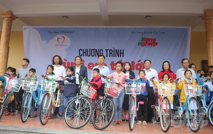 img_5573-113004_861.jpg Đại diện Báo Nông nghiệp Việt Nam, Quỹ Thiện Tâm và chính quyền địa phương trao xe đạp cho học sinh huyện Quảng Ninh. Ảnh: Công Điền.