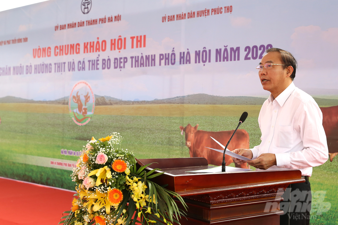 1-155317_277.jpg Tham dự và phát biểu tại Hội thi, Thứ trưởng Bộ NN-PTNT Phùng Đức Tiến nhấn mạnh: 'Hội thi tạo ra một diễn đàn thiết thực để người chăn nuôi phát huy tính năng động, sáng tạo và tư duy đổi mới; là nơi giao lưu gặp gỡ bổ ích giữa nhà chăn nuôi, quản lý, khoa học, doanh nghiệp'. Ảnh: Diệu Vy.