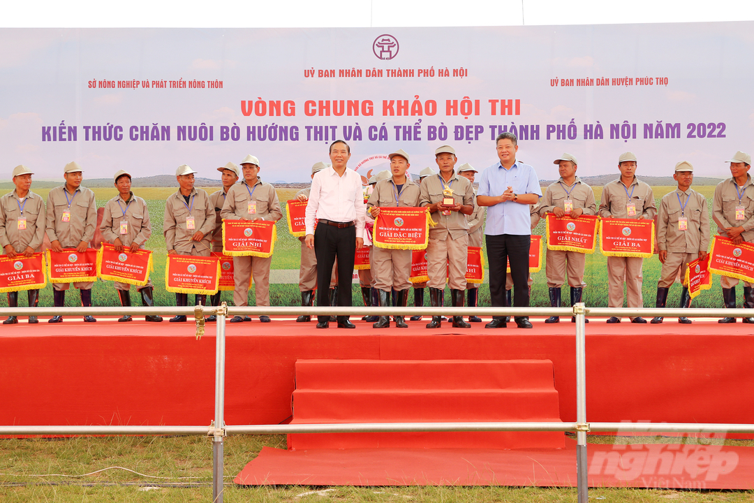 3-155536_394.jpg Thứ trưởng Bộ NN-PTNT Phùng Đức Tiến cùng, Phó Chủ tịch UBND TP. Hà Nội Nguyễn Mạnh Quyền trao giải đặc biệt phần thi cá thể bò đẹp - nhóm bò lai hướng thịt cho Huyện Chương Mỹ. Ảnh: Diệu Vy.