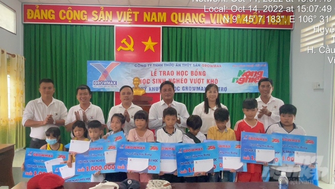 co-hoc-bong-growmax-thang-nay-ba-chau-toi-do-phai-lo-174859_213.jpg Quỹ Khuyến học GrowMax tiếp tục hành trình chia sẻ với các em học sinh có hoàn cảnh khó khăn tại các địa phương ven biển của tỉnh Trà Vinh. Ảnh: Minh Đảm.