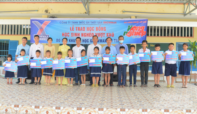 Học sinh Trường Tiểu học Vĩnh Bình Bắc 3 có hoàn cảnh khó khăn được nhận học bổng Quỹ Khuyến học GrowMax. Ảnh: Trung Chánh.