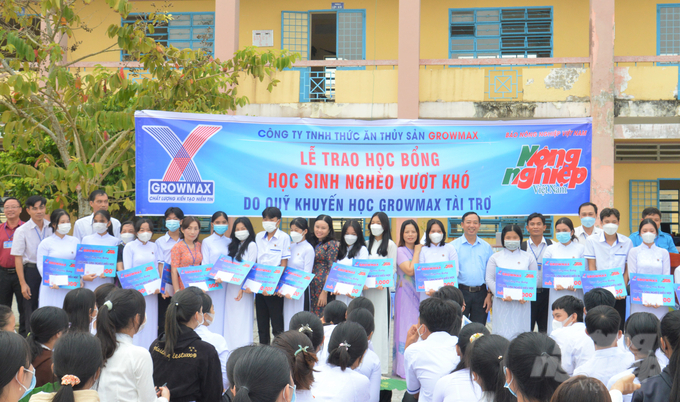 Công ty TNHH Thức ăn Thủy sản GrowMax phối hợp với Báo Nông nghiệp Việt Nam đã về vùng quê cách mạng Vĩnh Thuận để trao 35 suất học bổng cho học sinh nghèo vượt khó, do Quỹ Khuyến học GrowMax tài trợ. Ảnh: Trung Chánh.