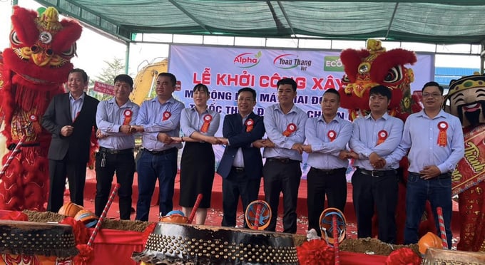 1-181411_777.jpg Tập thể lãnh đạo Công ty Toàn Thắng tại lễ động thổ. Ảnh: Đức Trung.