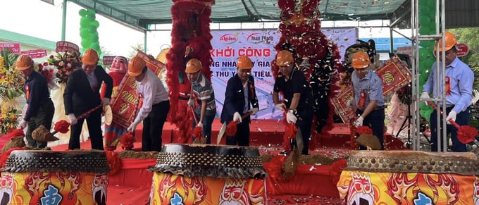 2-181308_693.jpg Các đại biểu cùng Ban Giám đốc Công ty Toàn Thắng tiến hành nghi thức động thổ xây dựng mở rộng nhà máy giai đoạn 2 sản xuất thuốc thú y đạt tiêu chuẩn GMP-WHO. Ảnh: Đức Trung.