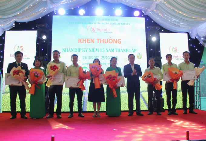 Lãnh đạo Tập đoàn ThaiBinh Seed khen thưởng cho những cán bộ, nhân viên Công ty TNHH ThaiBinh Seed-Miền Trung - Tây Nguyên đã có đóng góp cho sự phát triển chung của Tập đoàn. Ảnh: L.K.