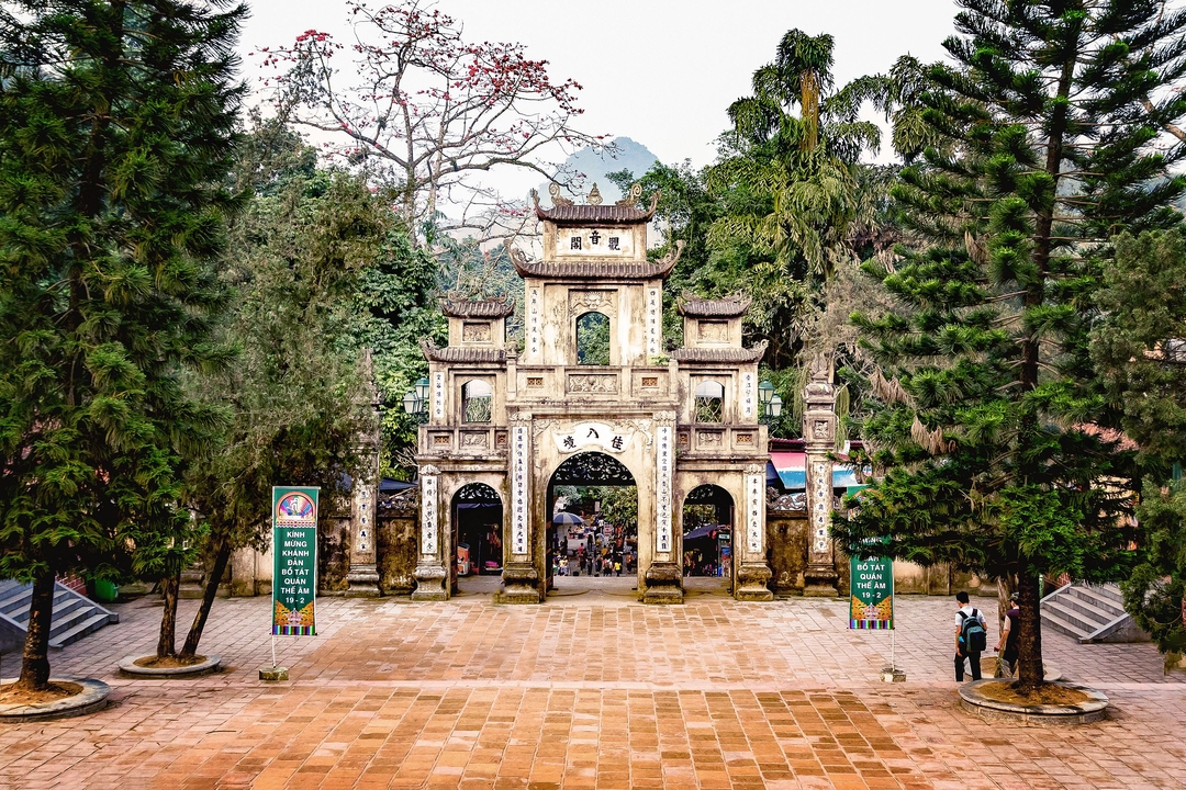 tam_quan_chua_huong-174536_132.jpeg Tam quan trong quần thể di tích chùa Hương tại Hà Nội - một điểm du lịch tâm linh nổi tiếng của Việt Nam.