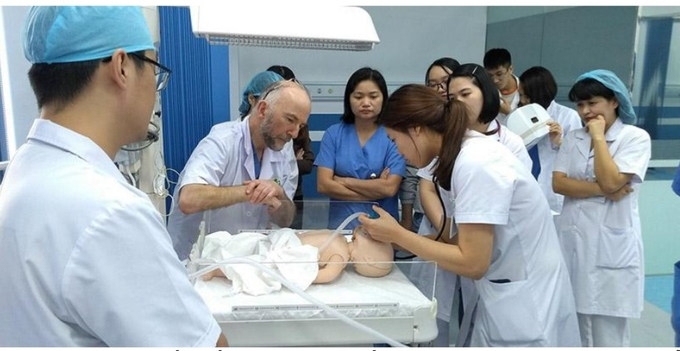 Chuyên gia quốc tế đang trực tiếp đào tạo trong khuôn khổ chương trình Hồi sức sơ sinh tại phòng sinh do Newborns Vietnam và BIM Group đồng hành tổ chức