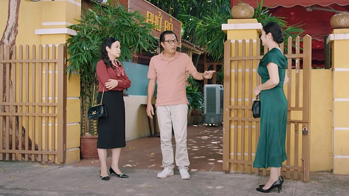 phim-thong-gia-ngo-hep-tap-12-vtv3-144518_279.jpg Thông gia ngõ hẹp tập 12: Bà Lâm Anh bắt gặp 'tình địch'. Ảnh chụp màn hình