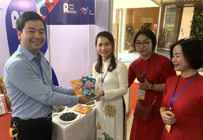 z3832217458444_d249f093a0204cdf3afdaedd8094f42c-084309_434.jpg Các sản phẩm thực phẩm của Nga được người tiêu dùng ưa chuộng.