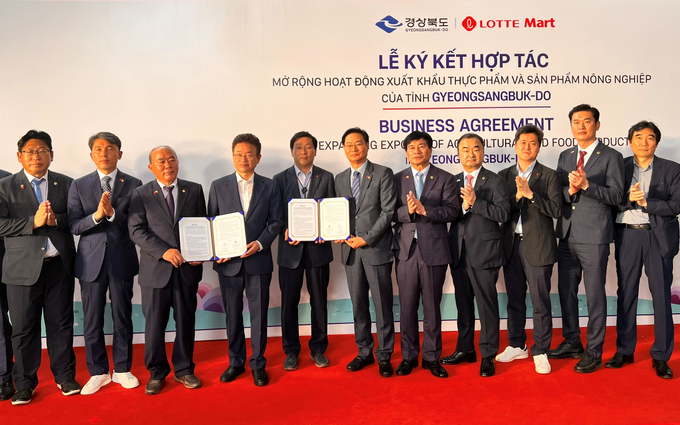 a-123456_382.jpg Lễ ký kết hợp tác giữa tỉnh Gyeongsangbuk-do và LOTTE Mart để đưa trái cây và các sản phẩm nông nghiệp của tỉnh này vào thị trường Việt Nam. Ảnh: Sơn Trang.