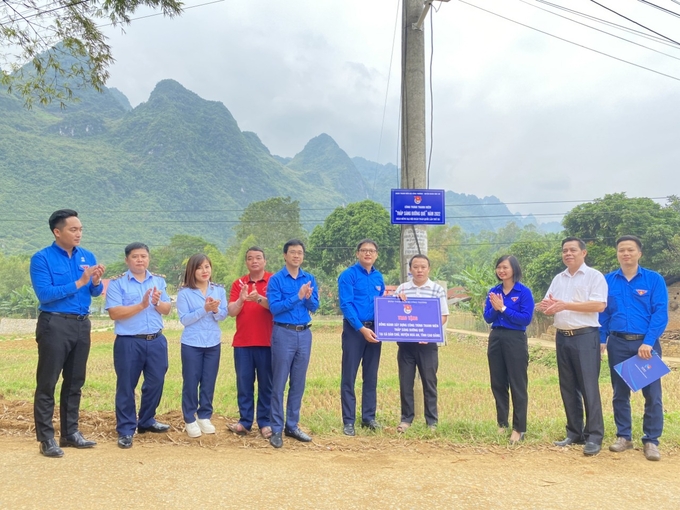c7030bdb7685b0dbe994-145551_926.jpg Công trình thanh niên 'Thắp sáng đường quê' được giao lại cho đại diện xã Dân Chủ quản lý.